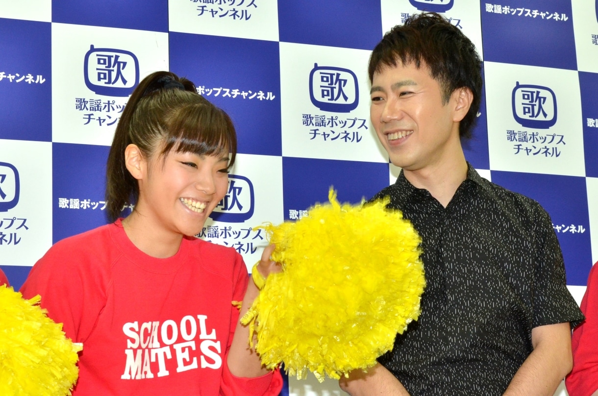 スクールメイツのリーダー（左）に「リーダーになったんや」と笑顔で声をかける藤井隆（右）。
