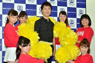 新番組「藤井隆の胸キュン！アイドル天国」の記者取材会に出席した藤井隆（中央）と、スクールメイツ。