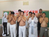 決勝進出を祈る出場者たち。