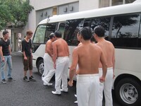 梅宮辰夫のもとへ向かう決勝進出者たち。