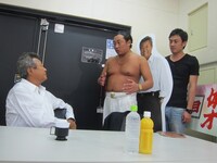 梅宮に直談判する秋山。