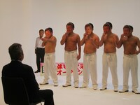 ロバート秋山主催「二代目体モノマネ師オーディション」決勝戦の様子。