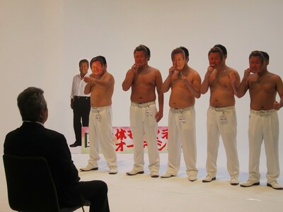 ロバート秋山主催「二代目体モノマネ師オーディション」決勝戦の様子。