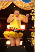 「恋の女王蜂」を歌唱するバナナマン日村。(c)2013テレビ東京
