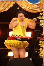 「恋の女王蜂」を歌唱するバナナマン日村。(c)2013テレビ東京