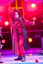 「ヴァージンマリー“聖母マリア”」を歌唱するマキタスポーツ。(c)2013テレビ東京