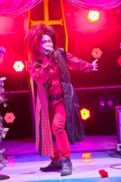 「ヴァージンマリー“聖母マリア”」を歌唱するマキタスポーツ。(c)2013テレビ東京