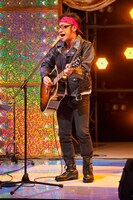 ヒトリノサキニを歌唱する東京03角田。(c)2013テレビ東京