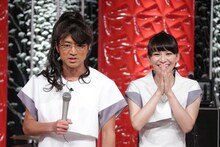 「ドレミファさまぁ～ず♪ 3」で「チョコレイト・ディスコ」の振り付けに挑戦するさまぁ～ず大竹（左）。 (c)テレビ東京