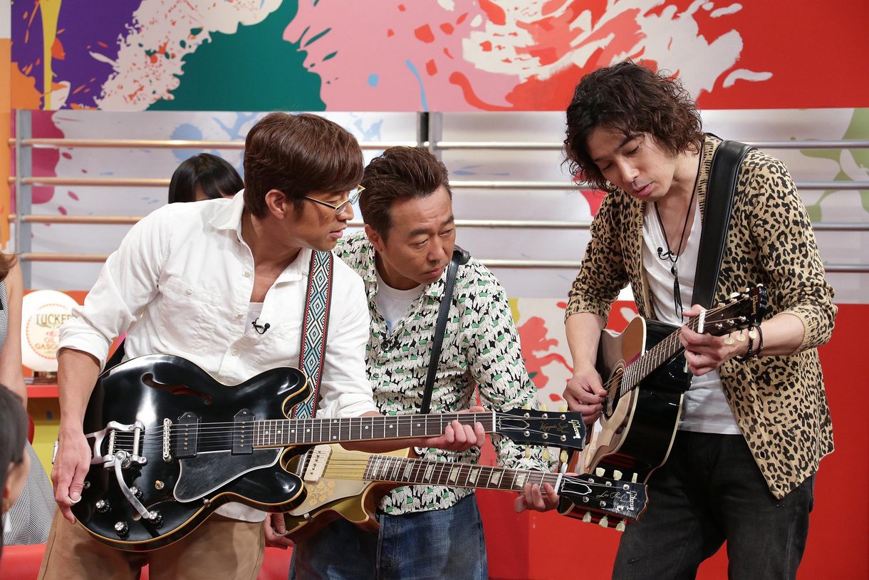 斉藤和義にギターを教わるさまぁ～ず。 (c)テレビ東京
