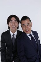 夫人が第1子を妊娠したナインティナイン矢部（左）と、相方の岡村（右）。(c)吉本興業