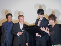 トロント国際映画祭ミッドナイト・マッドネス部門観客賞の賞状を見ながら「なんでも鑑定団」の曲をリクエストした友近。