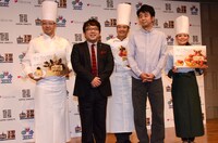 フォトセッションの様子。（左から）辻口博啓、キャイ～ン天野、鎧塚俊彦、よゐこ有野、柿沢安耶。