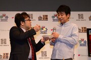 キャイ～ン天野とよゐこ有野によるファーストバイトの様子。