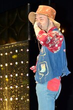 投げキッスをするキングオブコメディ今野。