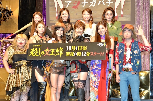 「ドラマ24『殺しの女王蜂』」に出演する渡辺直美（左端）、キングオブコメディ今野（右端）と、モデルガールズ。
