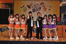 「ファンタ運動会」に参加したゲスト陣。写真中央がジャングルポケット武山（左）、太田（右）。