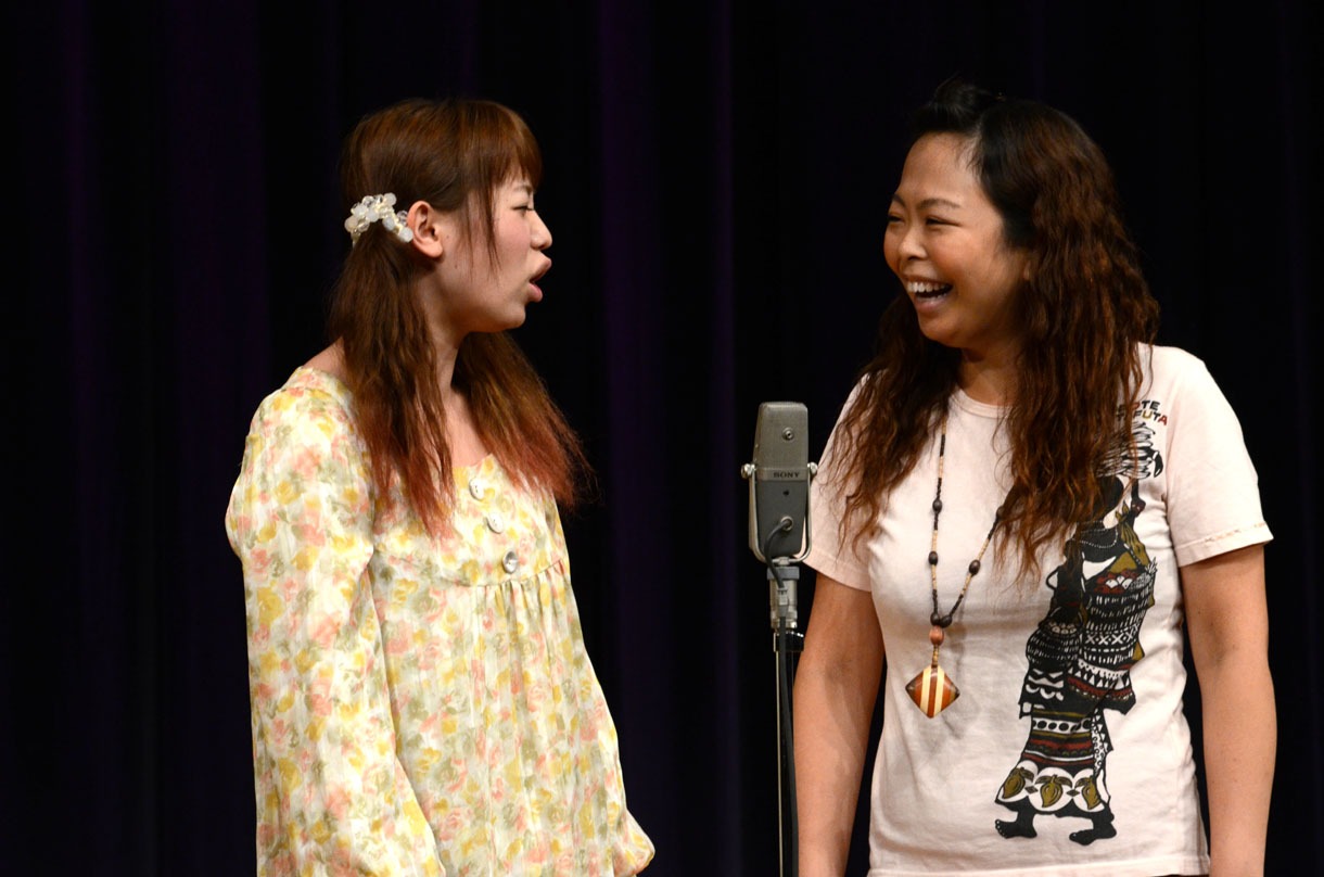 ばーん。高坂（右）は高田（左）に「ももいろクローバーZに入ったら、ばーんはどうするの！」と詰め寄る。