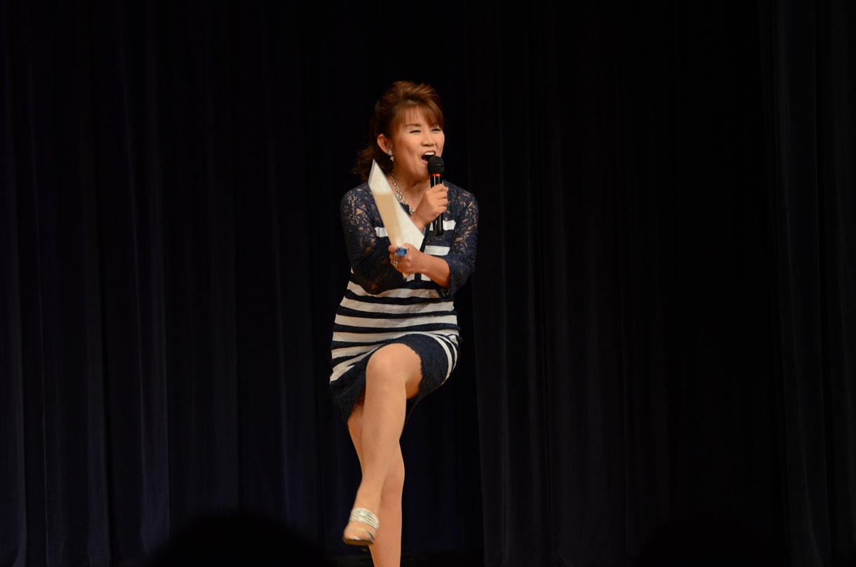 MCの山田邦子。「それでは、行ってみよう！」と軽快に漫才師たちを紹介していった。