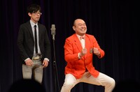 新宿カウボーイ。かねきよ（右）は縦横無尽に舞台上をウロウロ。