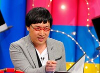 「よく考えるとハッとしてキャーな話」MCの南海キャンディーズ山里。(c)KTV