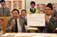 「今朝ショートメールで届いた」という、宮田陽・昇からのメッセージを読み上げたナイツ塙（前列左）。