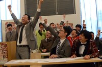 ベテランがスベるたびに「勝ったぞー！」と喜ぶ「わか組」の面々。