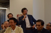 新山ひでやは「負けたら……、やっちゃいますよ」と含みを持たせて公約を発表。しかしナイツ塙にはっきりと「負けたらカツラを……！」と言われてしまう。