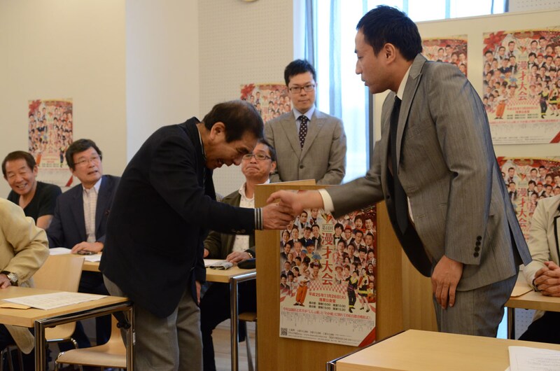 誓いの握手を交わす青空球児とナイツ塙。