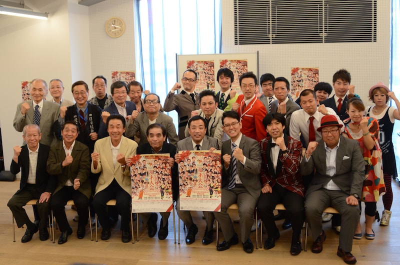 「第44回 漫才大会」記者会見後のフォトセッションの様子。