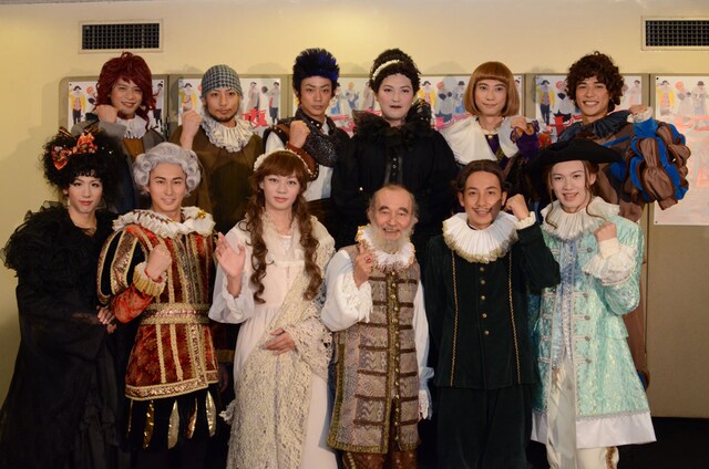 「Dステ14th『十二夜』」取材会後のフォトセッションの様子。前列右から2人目がマルヴォーリオ役の我が家・坪倉。