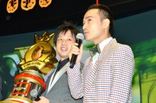 「キングオブコント2013」の優勝トロフィーを携えて登場した、かもめんたる。