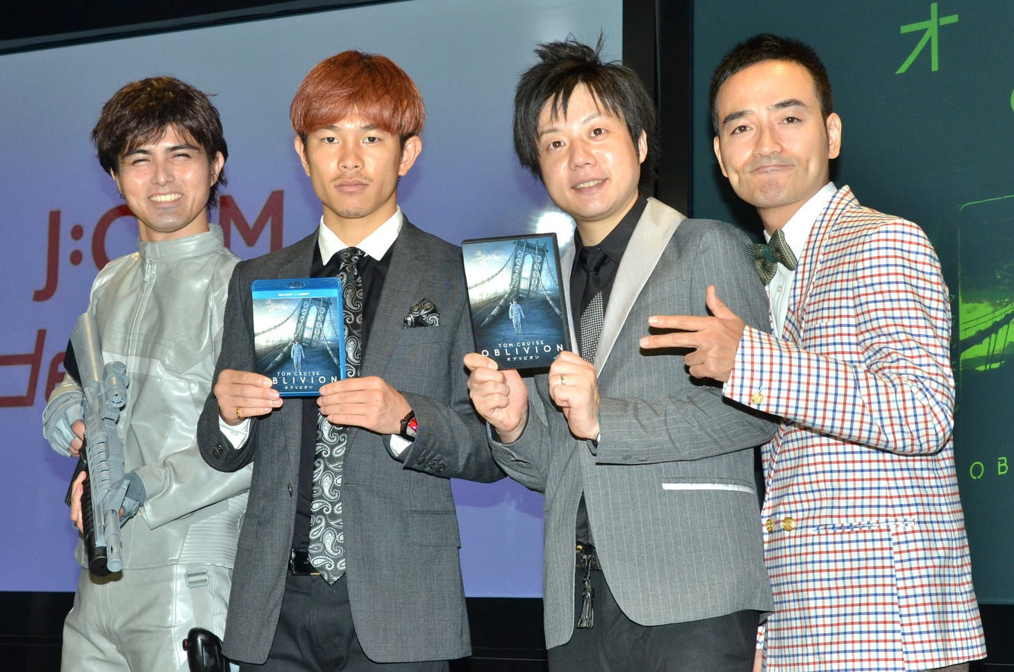 米映画「オブリビオン」のBlu-ray＆DVDリリース記念イベントに出演した、琉球トム・クルーズ、プロボクサーの井岡一翔、かもめんたる（左から）。