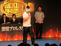 急遽参戦した謎のマスクマン・ケンドー下半身。