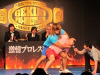 第3試合のブラインドデスマッチで、棚橋にコブラツイストをかけられるRG。