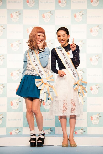 「1 more Baby応援団」発足発表会に出席した松嶋尚美（左）と矢沢心（右）。