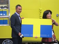 100倍の大きさのTポイントカードをゲットしたキンタロー。