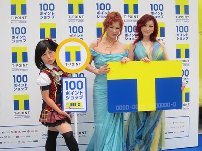 「Tポイント100ポイントショップ」オープニングセレモニーに登場したキンタロー。と叶姉妹。