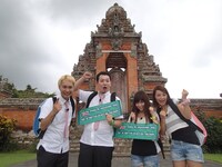 新番組「KAKOKU」に出演する、マシンガンズ、アップルパイン（左から）。(c)テレビ朝日