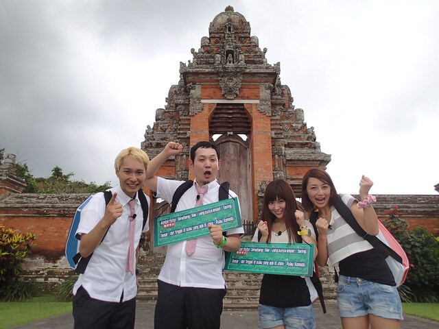 新番組「KAKOKU」に出演する、マシンガンズ、アップルパイン（左から）。(c)テレビ朝日