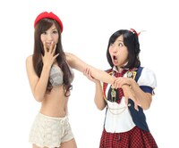 「タレント奮走記koppy」1巻が発売されたkoppy（左）とキンタロー。（右）。