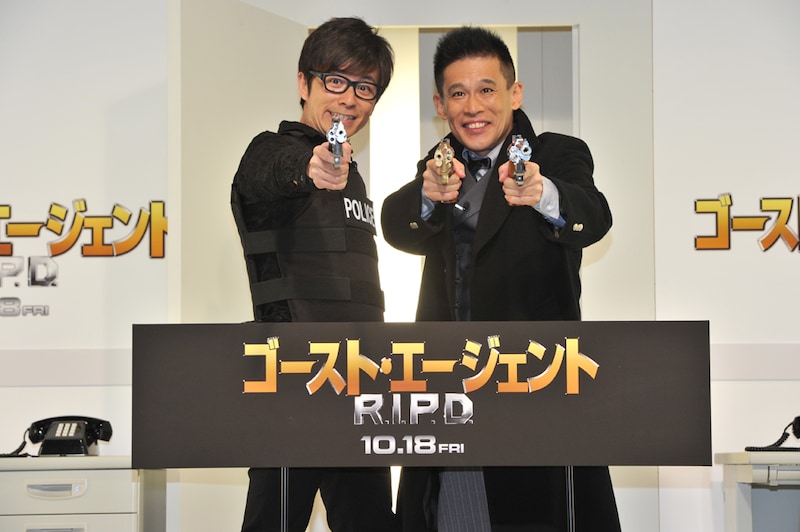 ユニバーサル映画「ゴースト・エージェント／R.I.P.D.」のテレビスポットに出演する、オリエンタルラジオ藤森、柳沢慎吾（左から）。