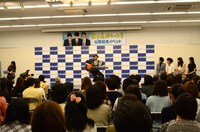 「男子高校生の日常の歌」を熱唱する東京03角田。