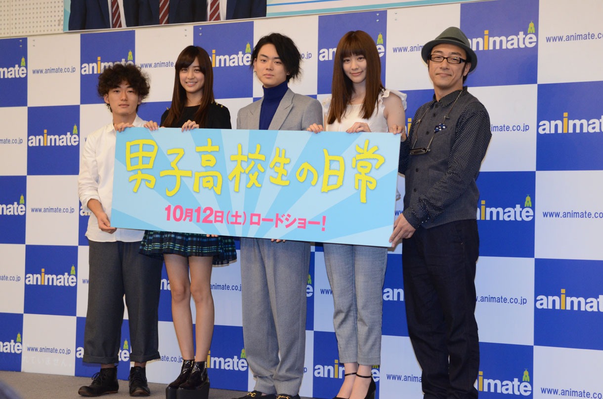 アニメイト池袋本店でのフォトセッションの様子。イベントでは、トークショーを行ったほか、角田が「男子高校生の日常の歌」を熱唱した。
