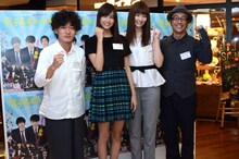 シネ・リーブル池袋入り口でのミニトークショーを行った松居大悟監督、山本美月、岡本杏理、東京03角田（写真左から）。