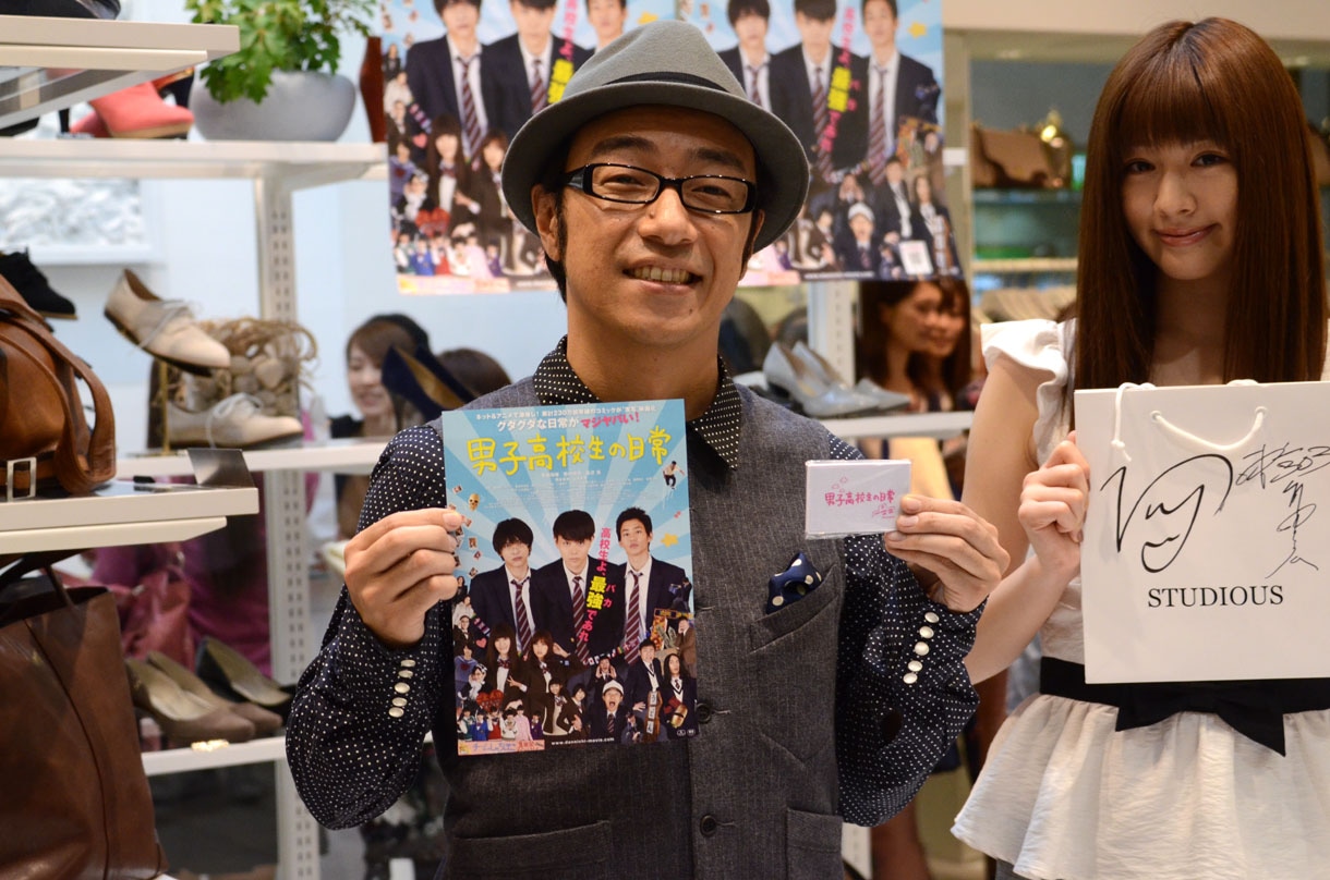 ルミネ池袋1F STUDIOUSの1日店長を務めた東京03角田と岡本杏理。