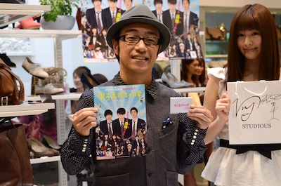 ルミネ池袋1F STUDIOUSの1日店長を務めた東京03角田と岡本杏理。