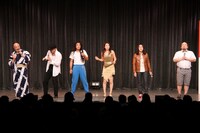 オープニングでオリジナルソング「キュートン歌謡ショー」を歌うキュートン。(c)（株）フォトプロ