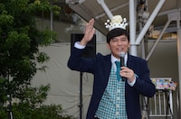 「キシリクリスタル王子です！ 巷ではおスベリ王子です！」と挨拶しながら登場したますだおかだ岡田。