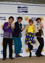 キシリクリスタルPRイベント後のフォトセッションの様子。（左から）オジンオズボーン高松、ますだおかだ岡田、鈴木奈々、オジンオズボーン篠宮。